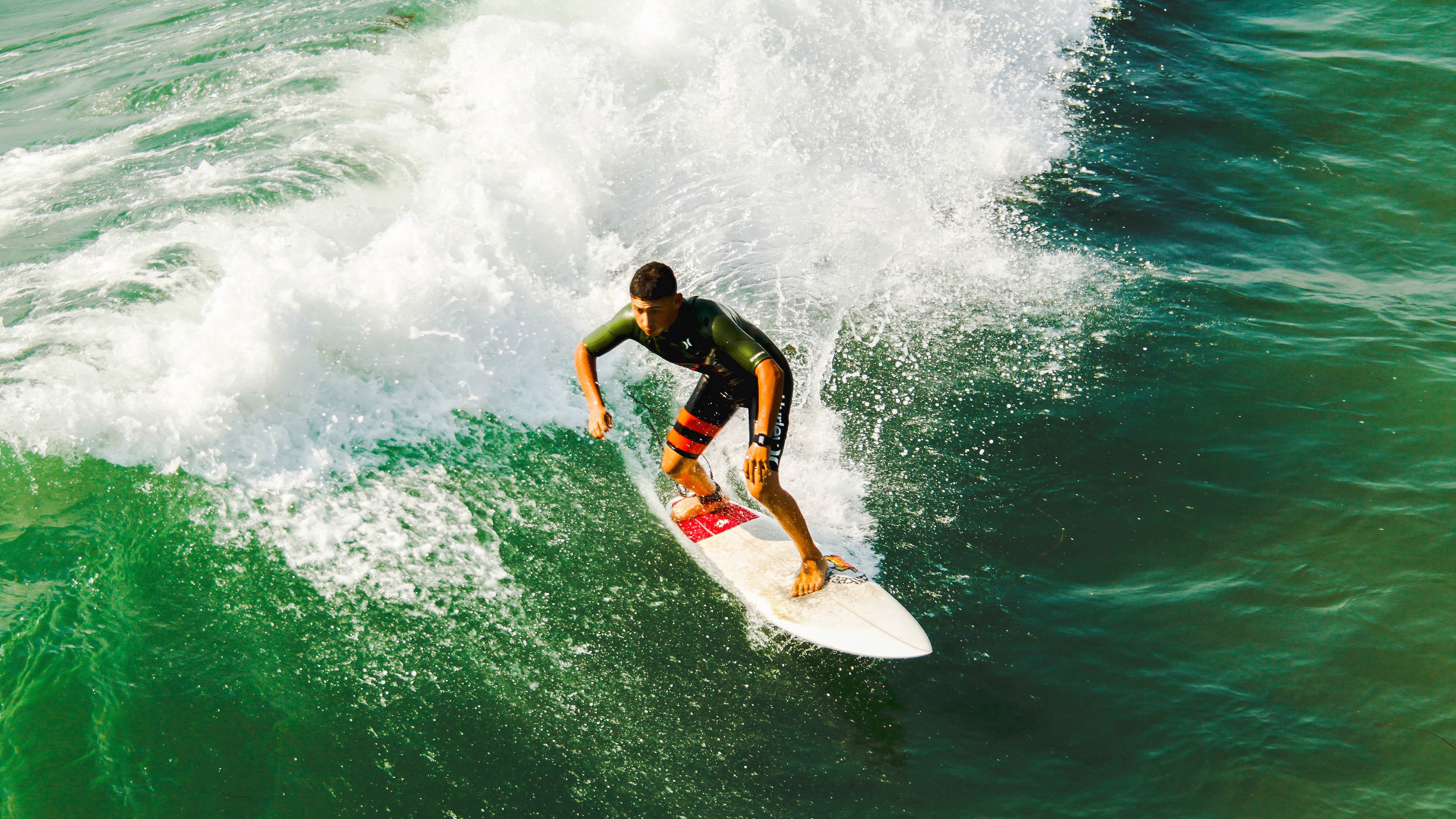 英超积分榜激烈碰撞，争冠悬念持续升温